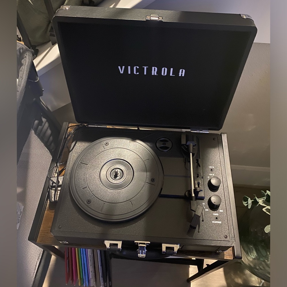 Victrola suitecase record player